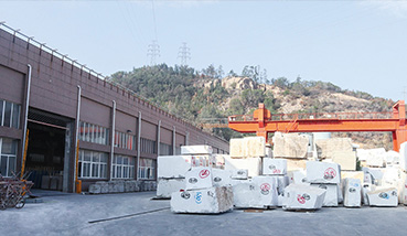 嘉巖石材三廠正式建成并全面投產(chǎn)，引領(lǐng)嘉巖產(chǎn)能強(qiáng)勢(shì)增長(zhǎng)，每日上新量由1,800㎡提升至2,800㎡。